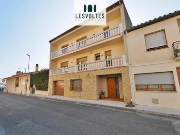 Casa con balcone in vendita a calle de l'Escut Emporità