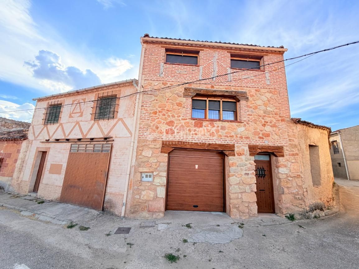 Vista exterior de Finca rústica en venda en Adrada de Pirón amb Aire condicionat, Calefacció i Alarma