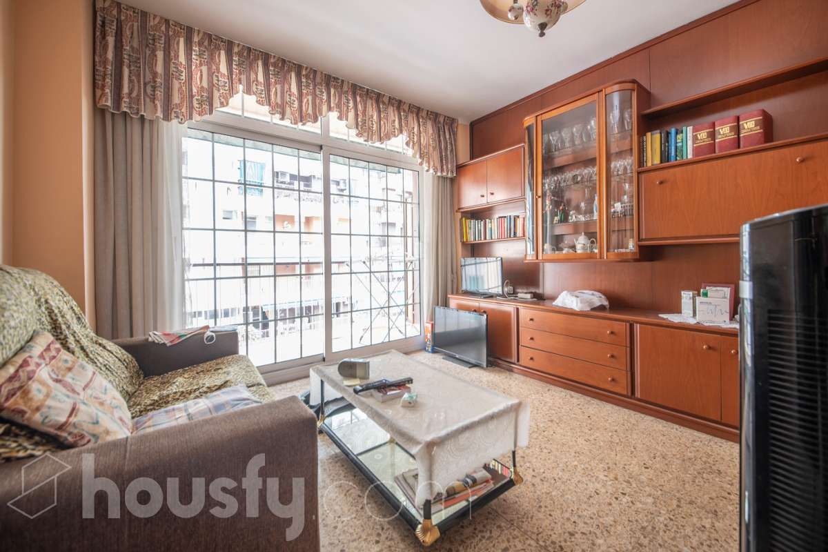 Living room of Flat for sale in L'Hospitalet de Llobregat  with Balcony