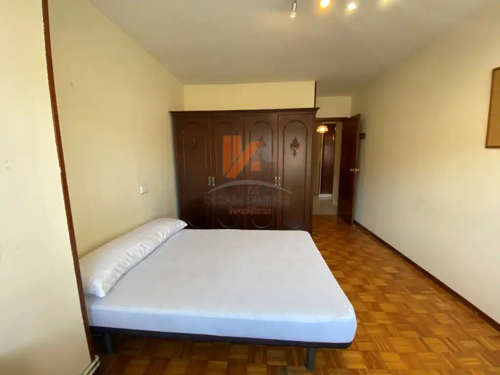 Schlafzimmer von Wohnung zur Miete in Santiago de Compostela  mit Heizung und Möbliert