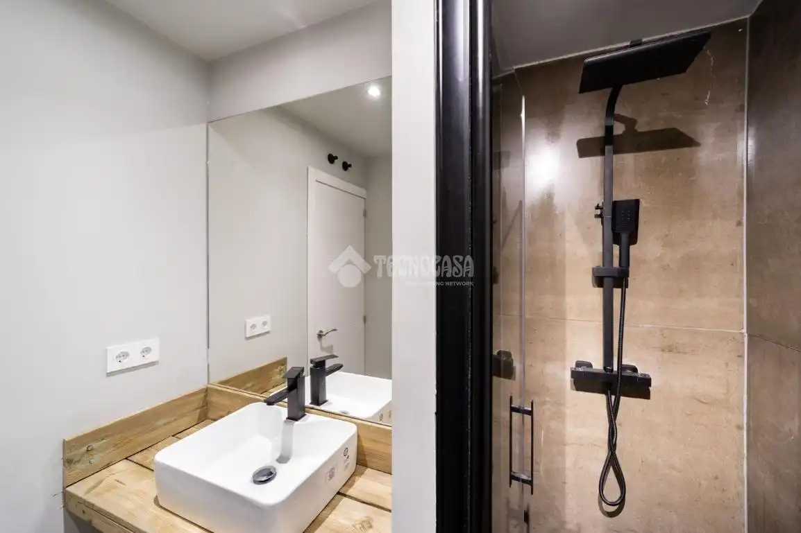 Bathroom of Flat for sale in Madrid