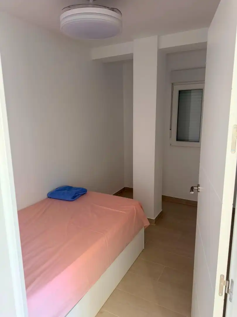 Dormitori de Pis de lloguer en Granada amb Aire condicionat, Moblat i Balcó