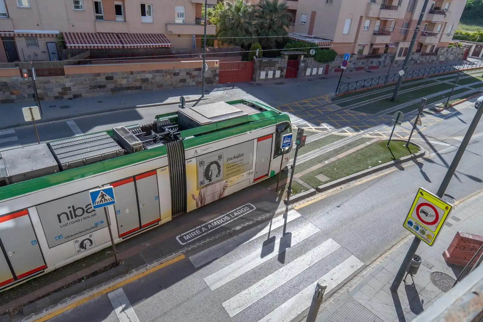 Vista exterior de Pis en venda en Granada amb Balcó