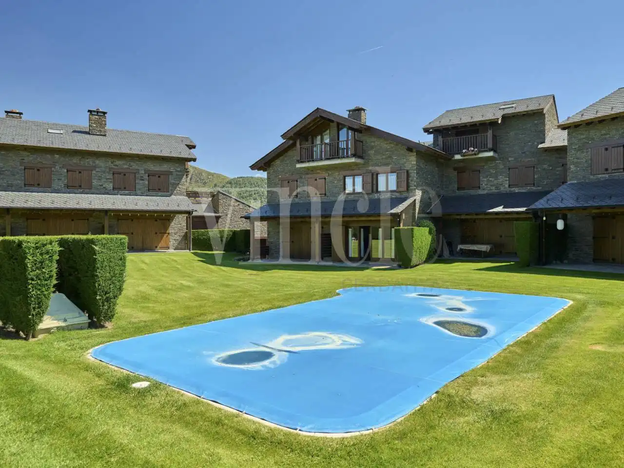 Jardí de Casa adosada en venda en Bellver de Cerdanya amb Calefacció, Parquet i Terrassa