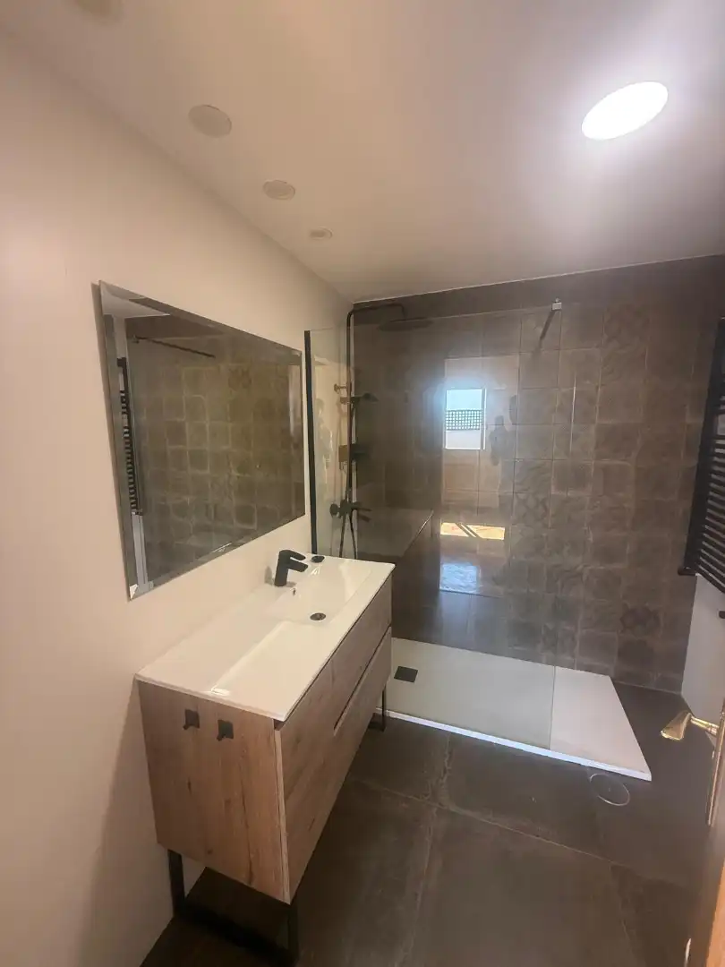 Baño de Ático de alquiler en Madrid con Aire acondicionado, Calefacción y Jardín privado
