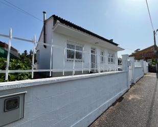 Vista exterior de Casa o xalet de lloguer en Oleiros amb Calefacció, Jardí privat i Moblat