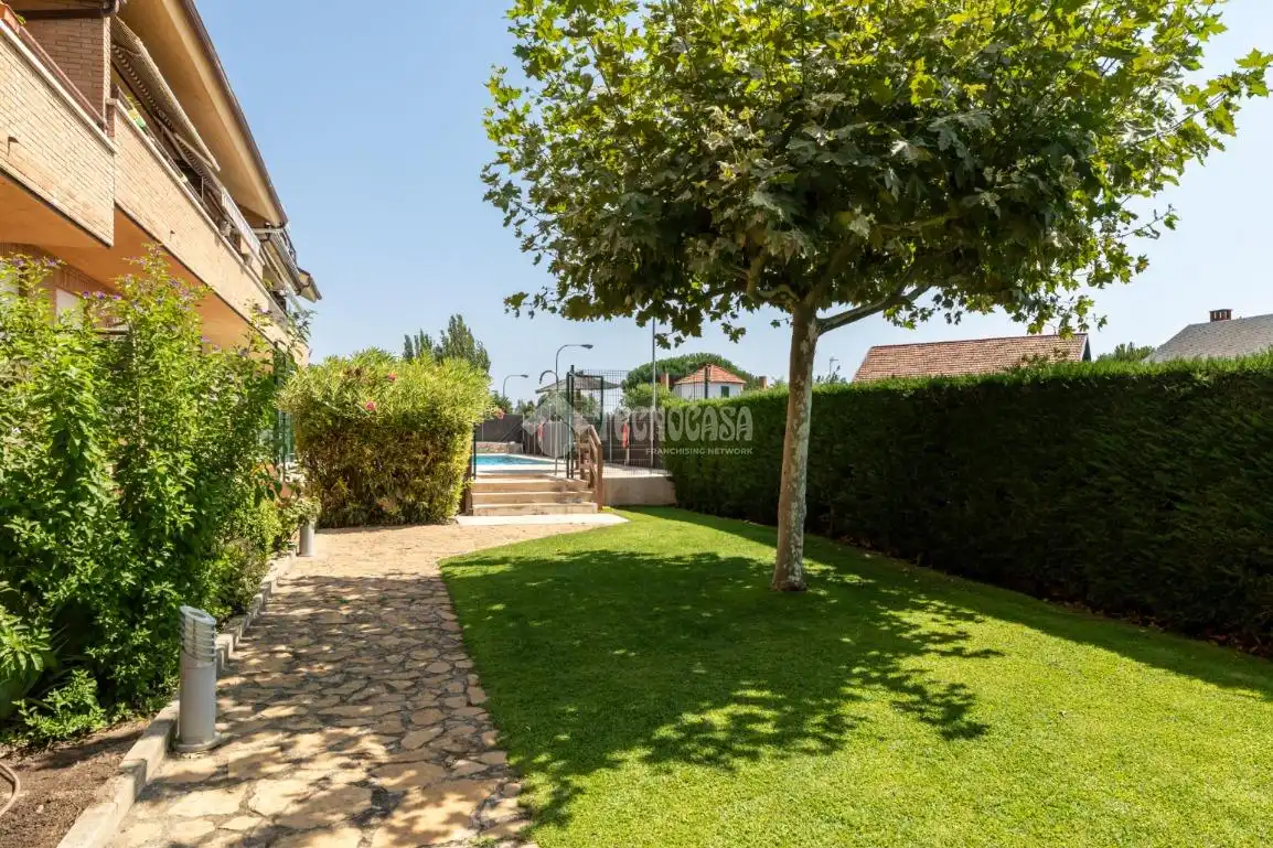 Jardín de Piso en venta en Torrelodones con Calefacción, Terraza y Piscina comunitaria