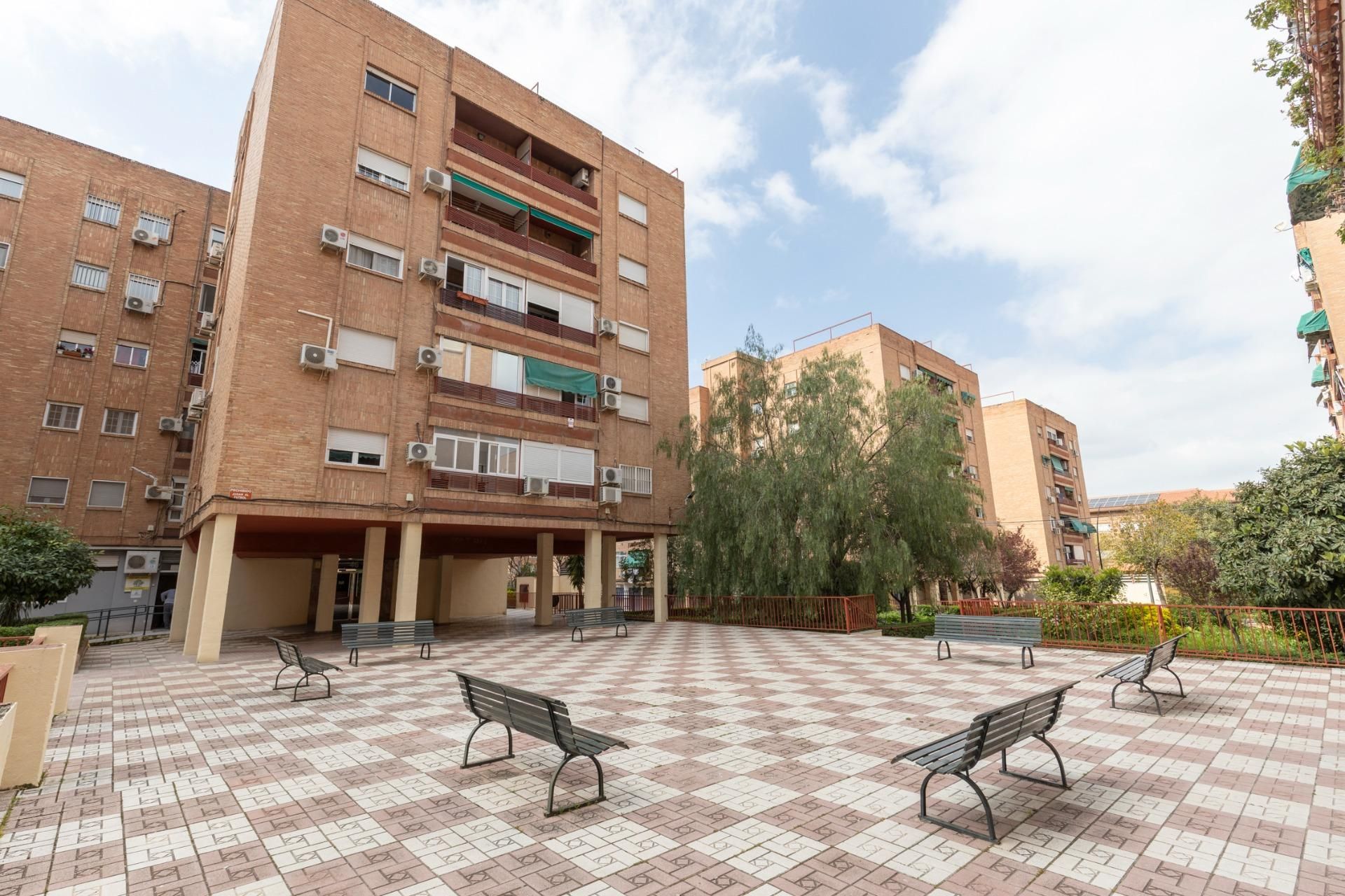 Vista exterior de Pis en venda en  Granada Capital amb Calefacció i Terrassa