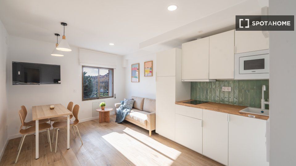 Dormitori de Pis de lloguer en  Madrid Capital amb Aire condicionat, Calefacció i Moblat