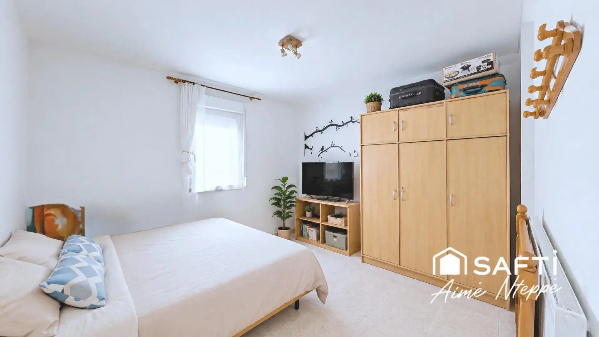 Bedroom of Flat for sale in Girona  with Heating, Furnished and Balcony