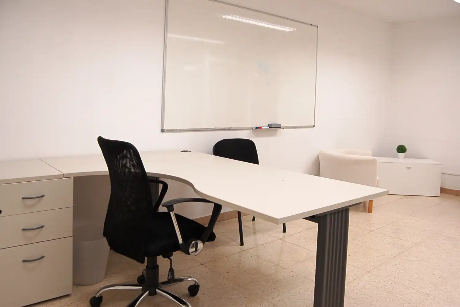 Büro zur Miete in Sant Feliu de Guíxols mit Klimaanlage, Heizung und Möbliert