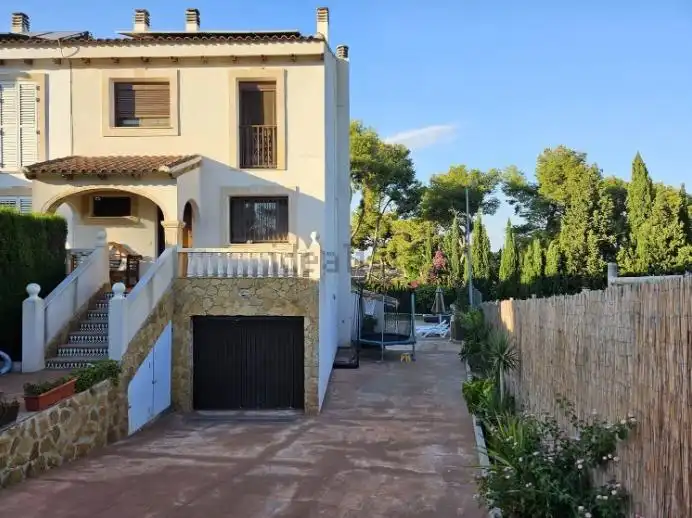 Vista exterior de Casa adosada en venta en Torrent con Jardín privado, Terraza y Piscina