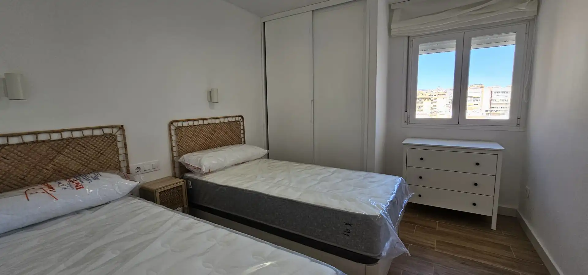 Schlafzimmer von Wohnungen zur Miete in Fuengirola mit Klimaanlage, Heizung und Terrasse
