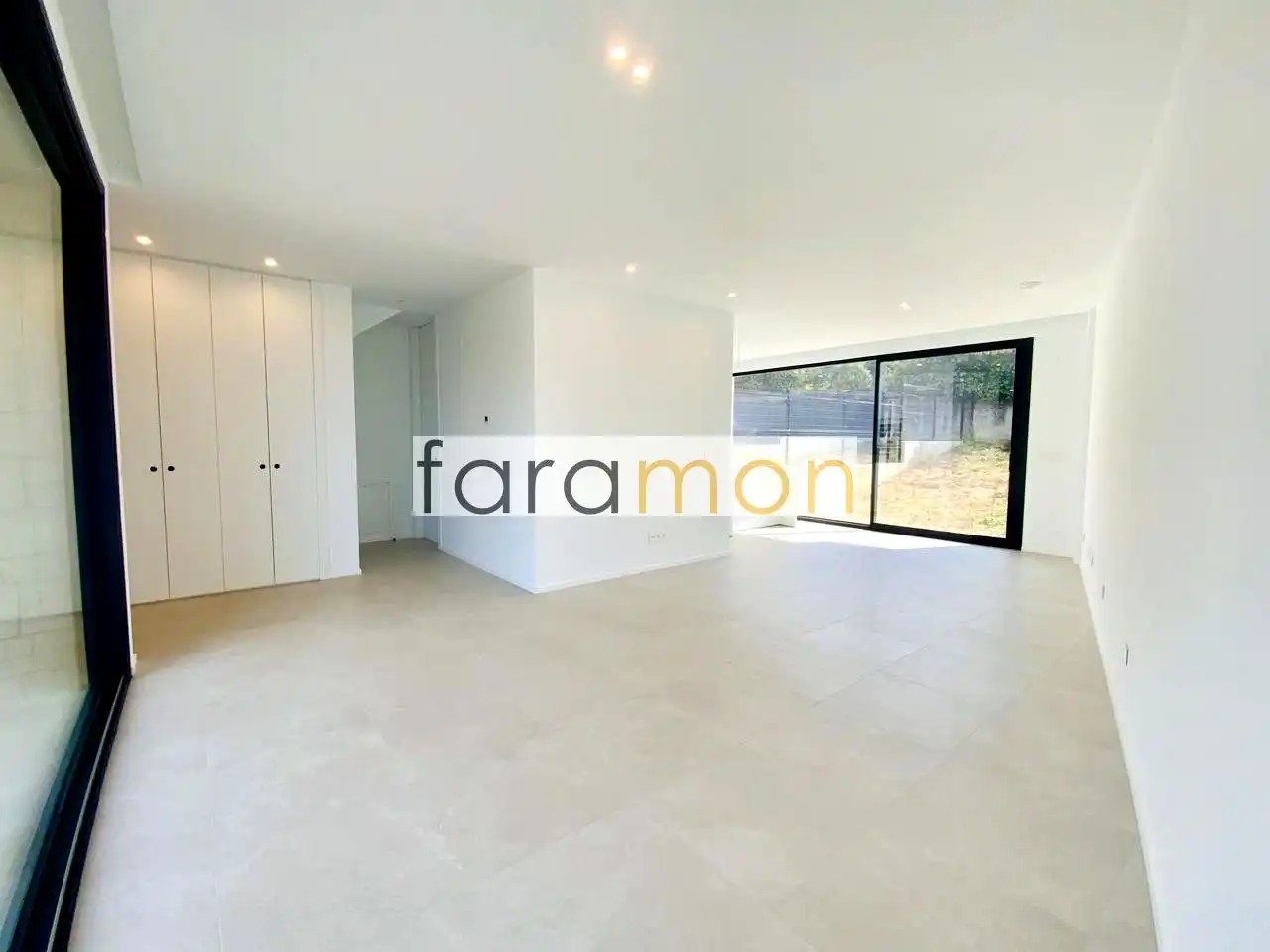 Casa adosada en venta en Nigrán con Calefacción, Jardín privado y Terraza