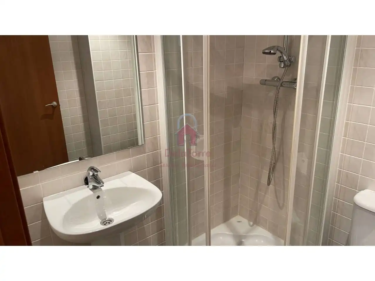 Bathroom of Flat for sale in Terrassa  with Air Conditioner, Heating and Parquet flooring