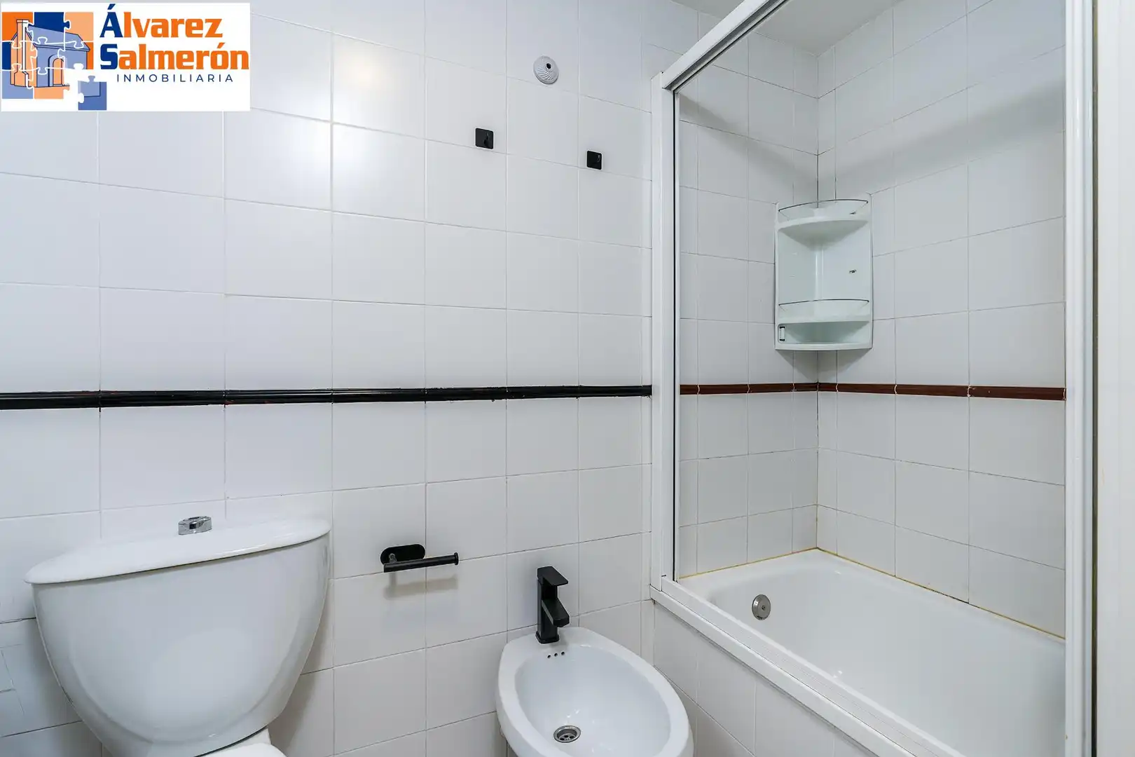 Baño de Piso en venta en Granada con Aire acondicionado, Calefacción y Terraza