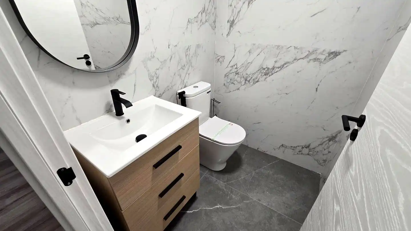Badezimmer von Wohnung zur Miete in Gandia mit Klimaanlage, Terrasse und Möbliert