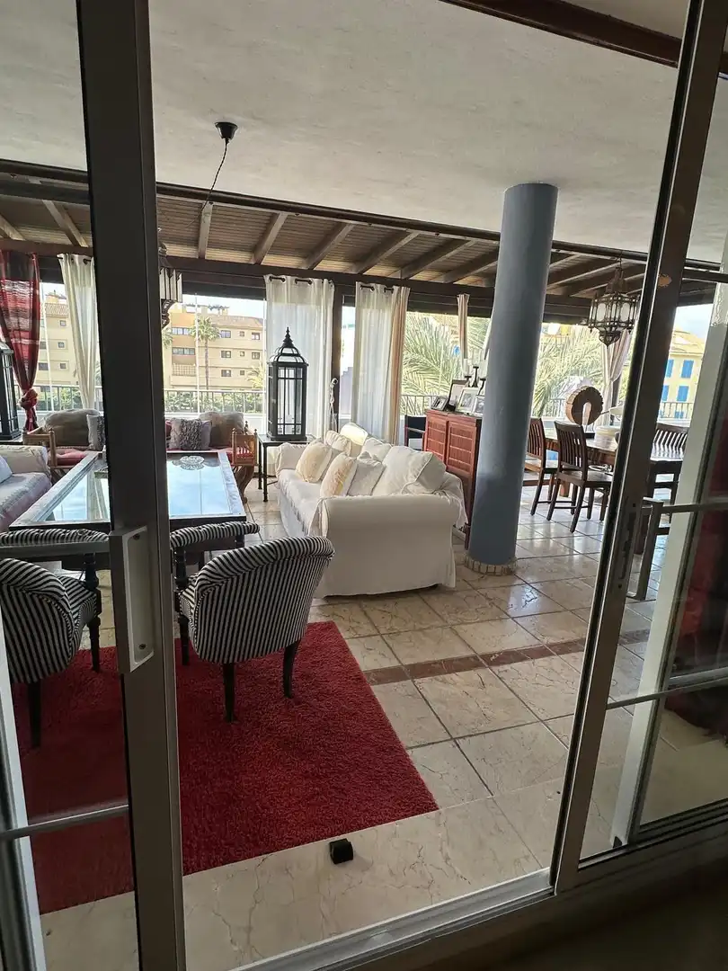 Wohnzimmer von Maisonette zum Verkauf in Sotogrande mit Klimaanlage, Terrasse und Abstellraum