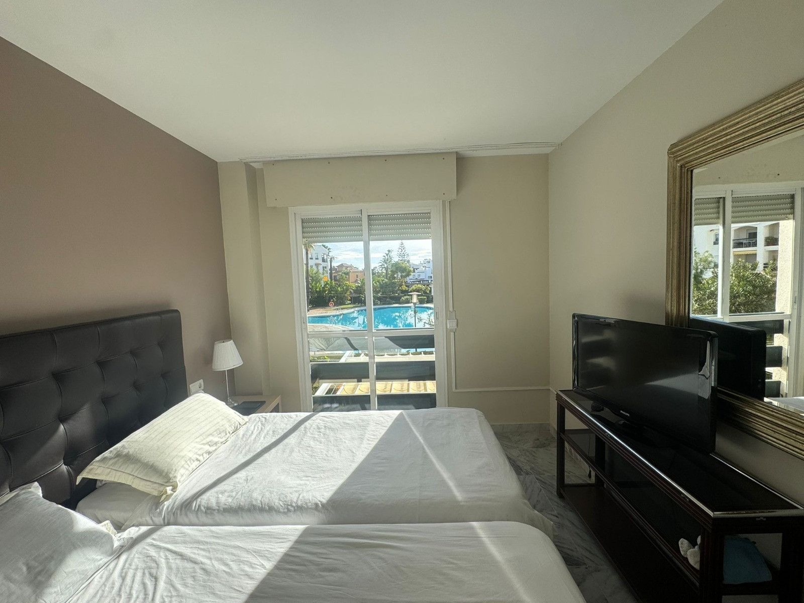 Dormitori de Apartament de lloguer en Marbella amb Aire condicionat, Calefacció i Piscina