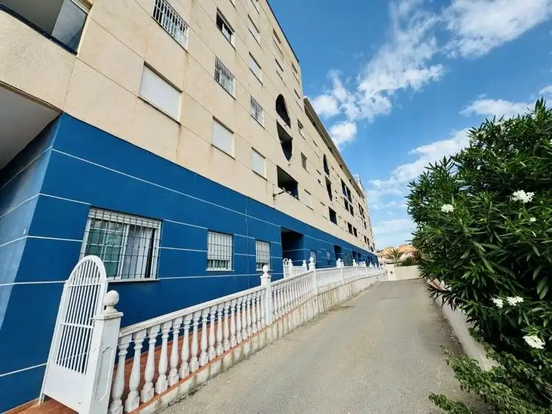 Vista exterior de Apartament en venda en Guardamar del Segura amb Traster i Piscina comunitària