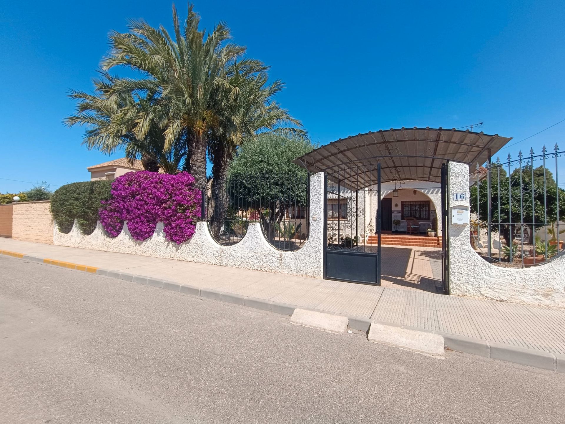 Vista exterior de Casa o xalet en venda en Cartagena amb Aire condicionat, Jardí privat i Traster