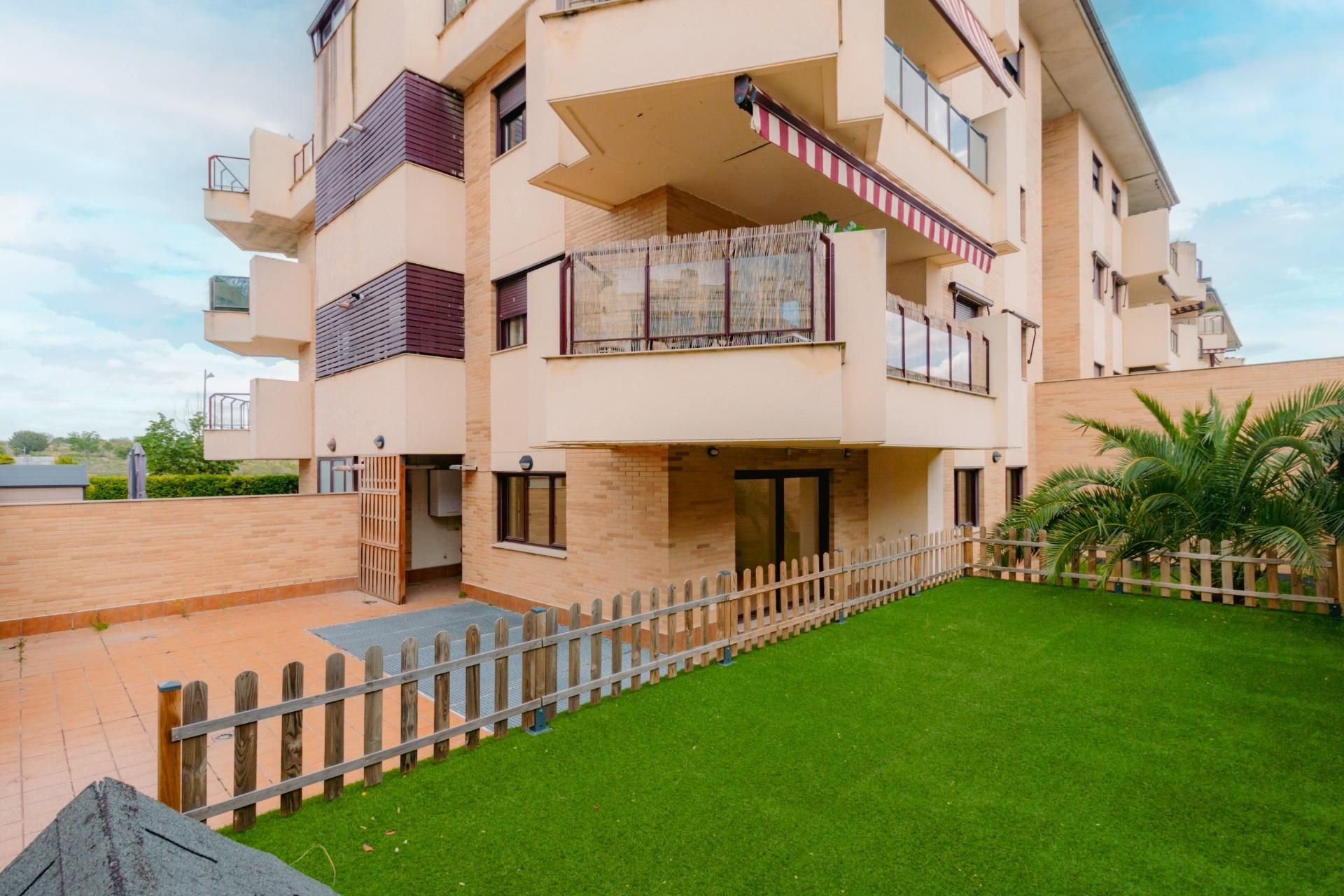 Vista exterior de Dúplex en venda en Boadilla del Monte amb Aire condicionat, Calefacció i Jardí privat