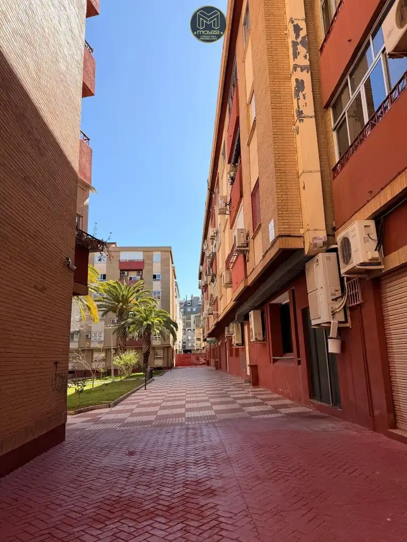 Außenansicht von Wohnung zum Verkauf in Jaén mit Klimaanlage, Heizung und Privatgarten