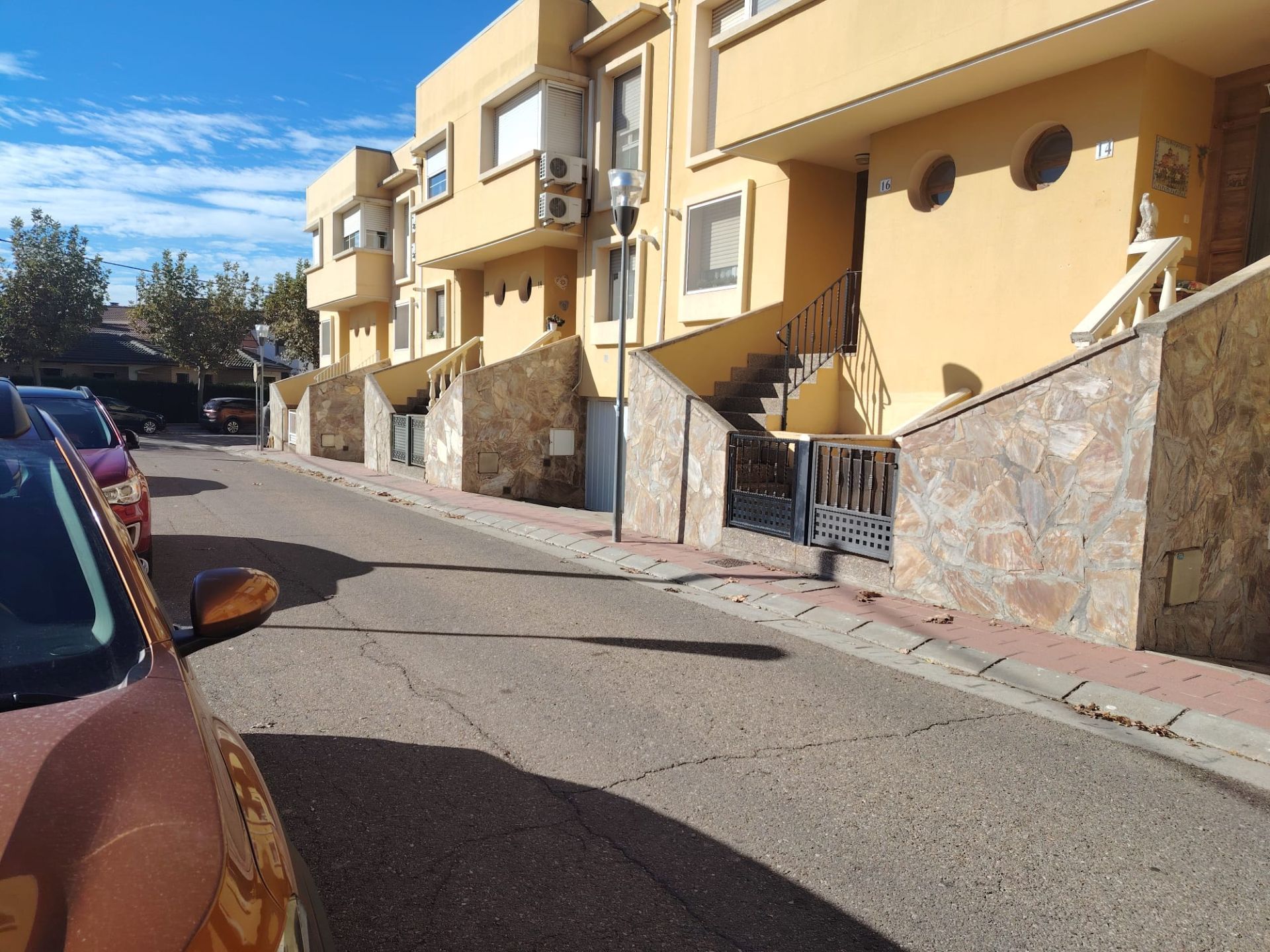 Vista exterior de Casa adosada en venta en La Puebla de Alfindén con Calefacción, Terraza y Trastero