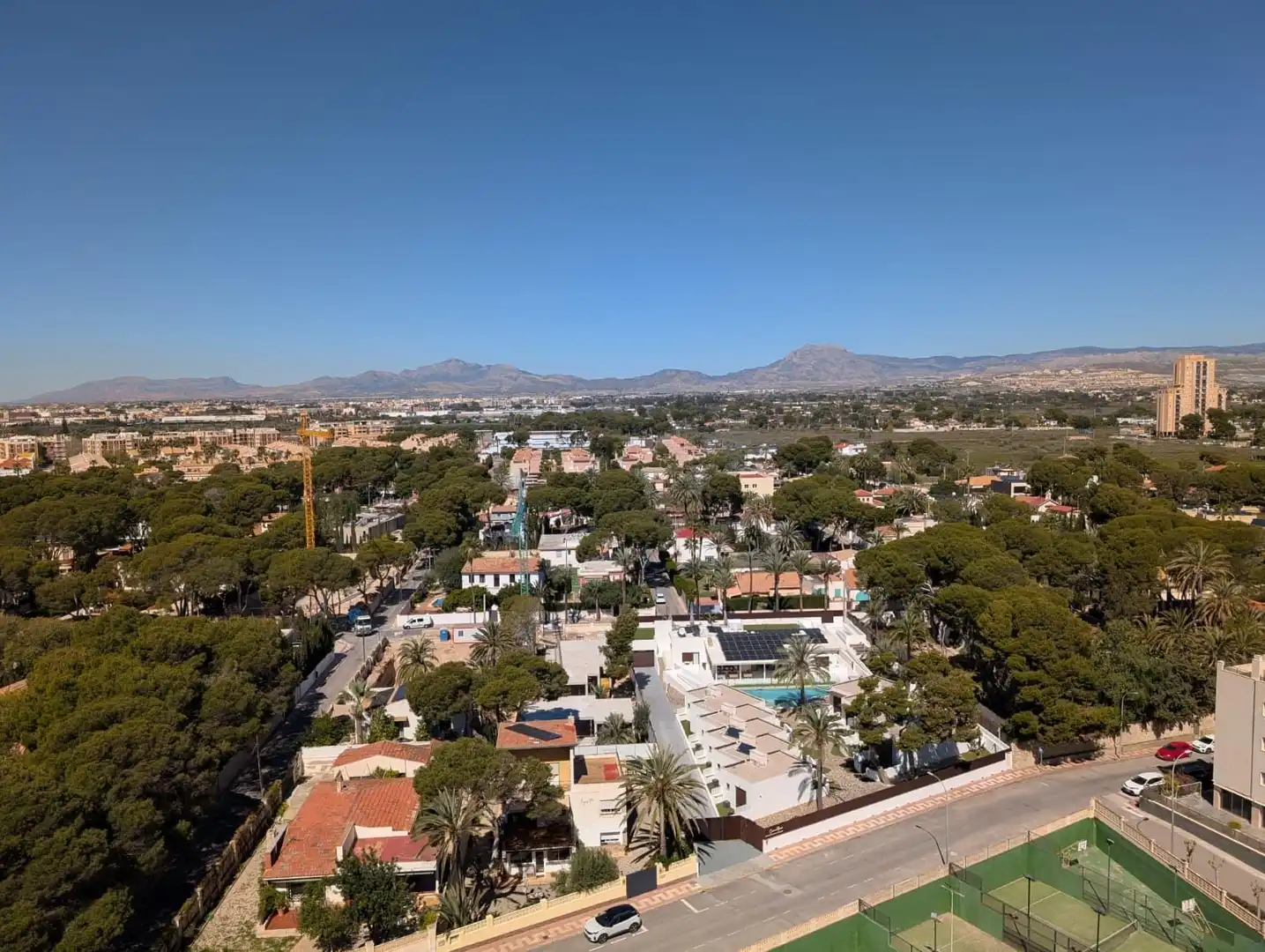 Vista exterior de Apartament en venda en El Campello amb Jardí privat, Terrassa i Piscina comunitària