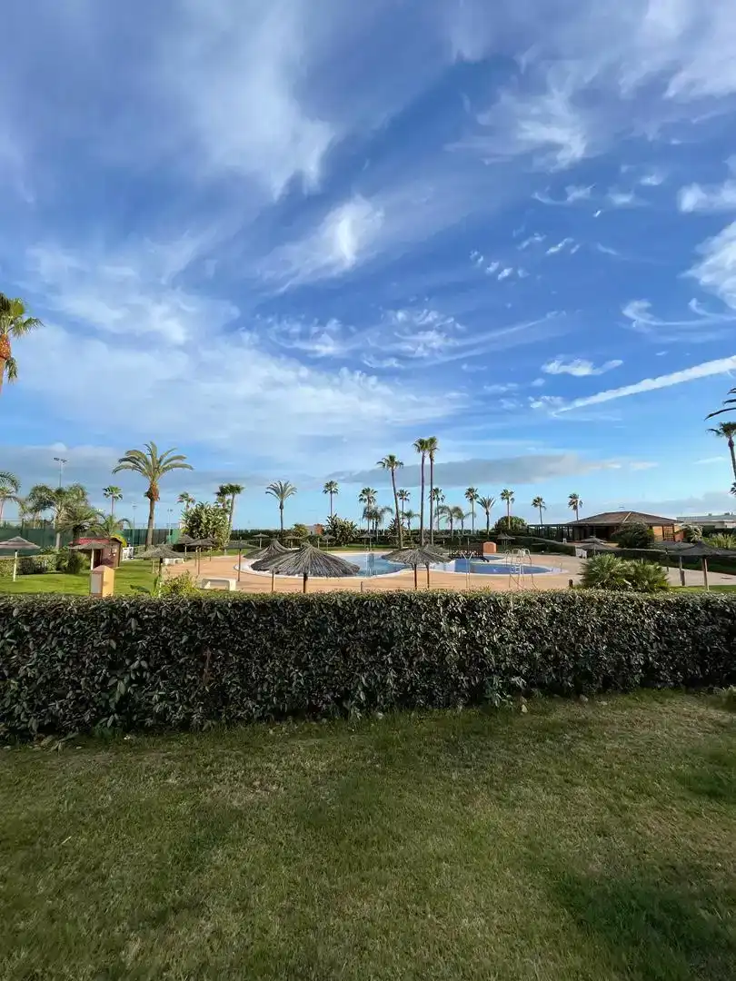 Schwimmbecken von Wohnung zur Miete in Islantilla mit Klimaanlage und Schwimmbad