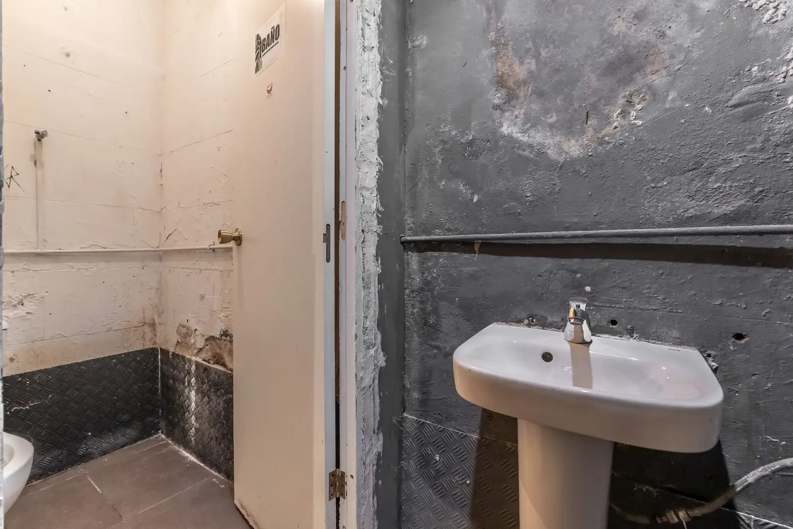Baño de Local en venta en Madrid