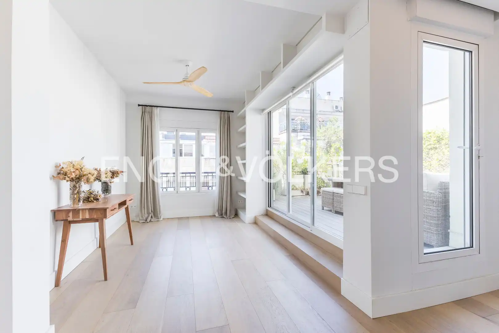 Schlafzimmer von Dachboden zur Miete in Madrid mit Klimaanlage, Heizung und Terrasse