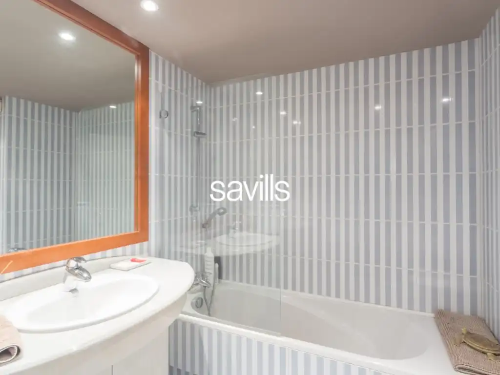 Badezimmer von Wohnungen zum Verkauf in Barcelona mit Schwimmbad und Balkon