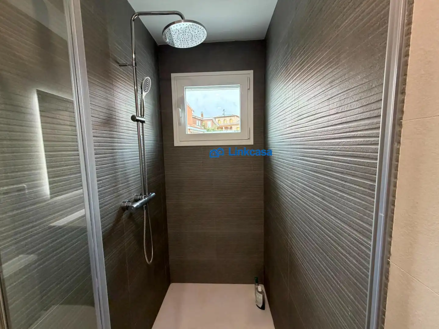 Baño de Casa o chalet en venta en Navas del Rey con Calefacción, Jardín privado y Terraza