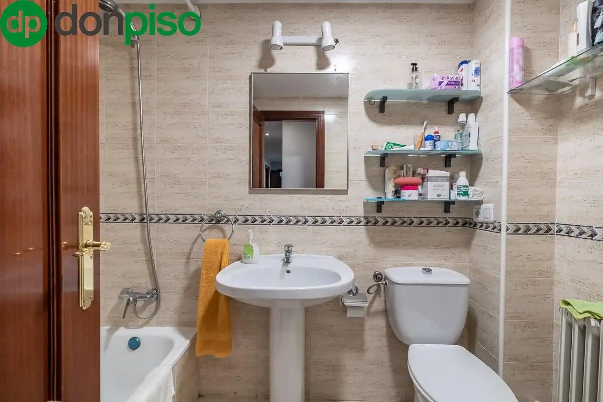 Bathroom of Flat for sale in Granada  with Heating and Storage room