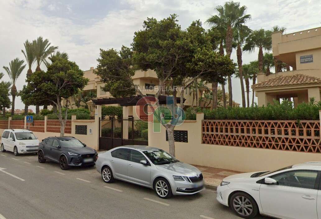 Vista exterior de Pis en venda en Roquetas de Mar amb Terrassa i Piscina comunitària