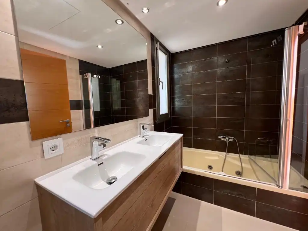 Badezimmer von Einfamilien-Reihenhaus zur Miete in Cala Vinyes