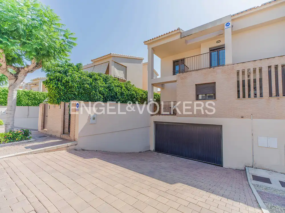 Vista exterior de Casa adosada en venta en Mutxamel con Aire acondicionado, Calefacción y Jardín privado