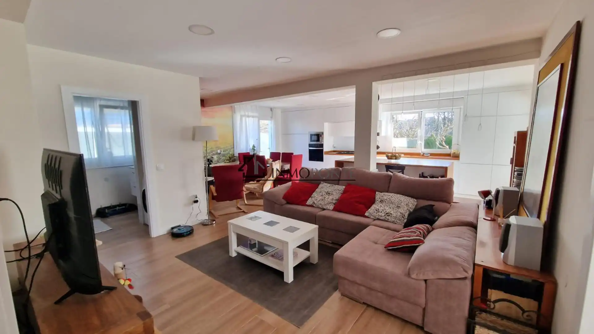 Sala d'estar de Casa o xalet en venda en Pontevedra Capital  amb Jardí privat