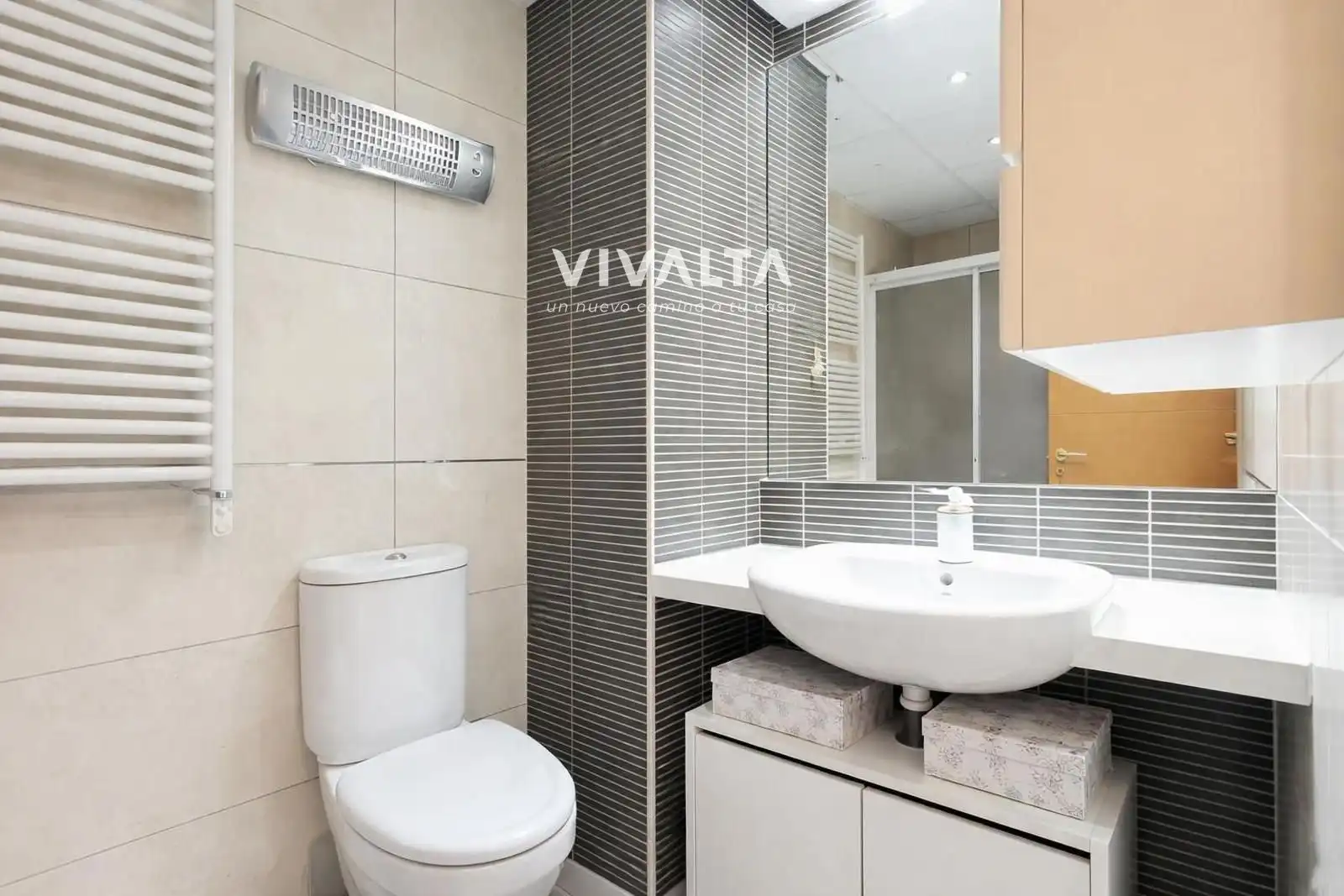 Bathroom of Flat for sale in Madrid  with Air Conditioner, Heating and Storage room