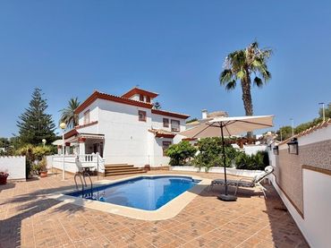 Villa mit Pool zum Verkauf in Lomas de Campoamor