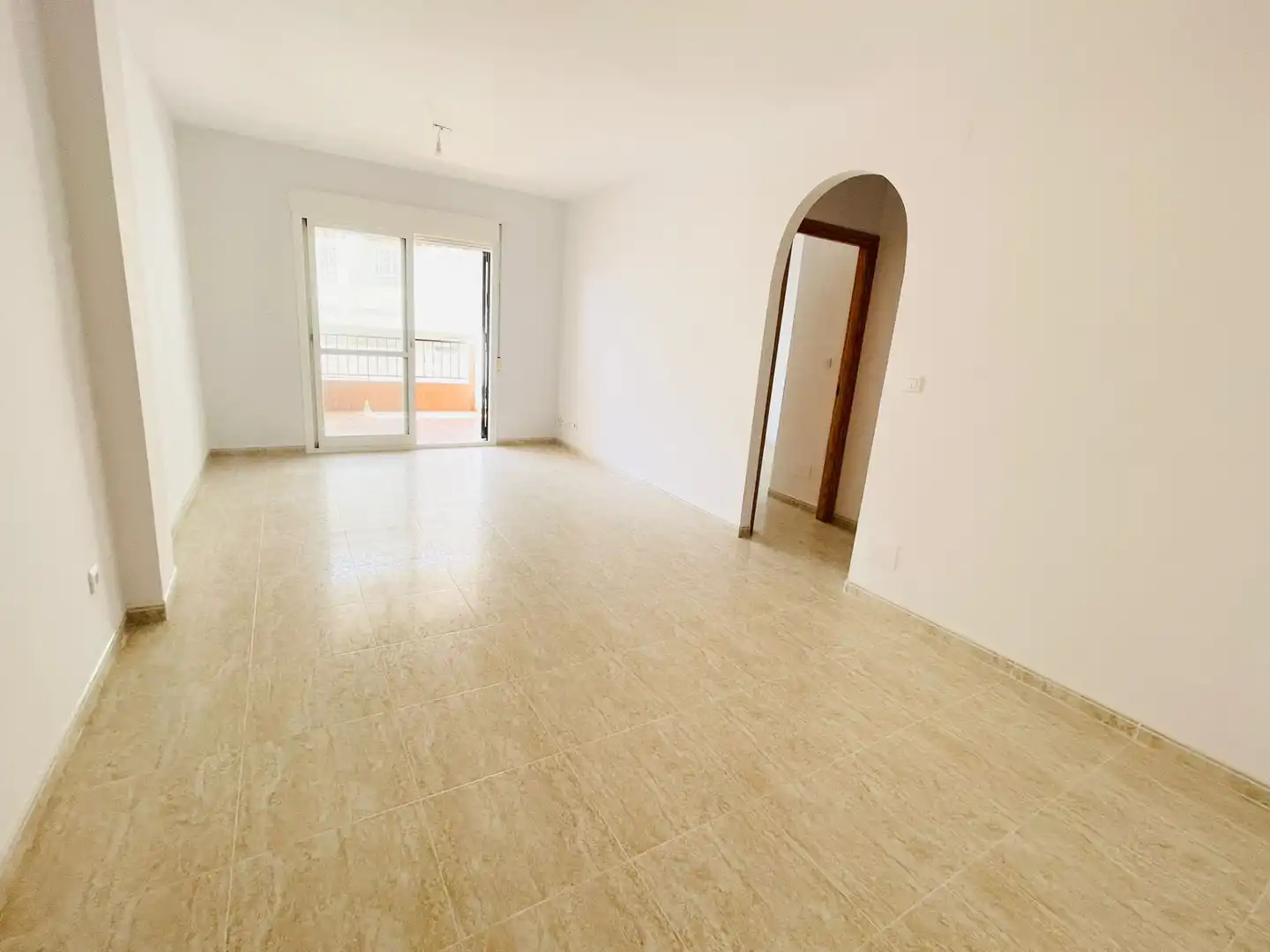 Sala de estar de Piso en venta en Torrox con Terraza, Horno y Piscina comunitaria