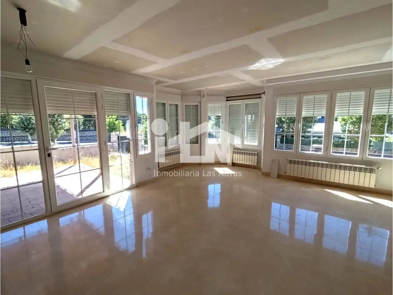 Sala d'estar de Casa o xalet en venda en Las Navas del Marqués  amb Calefacció, Jardí privat i Terrassa