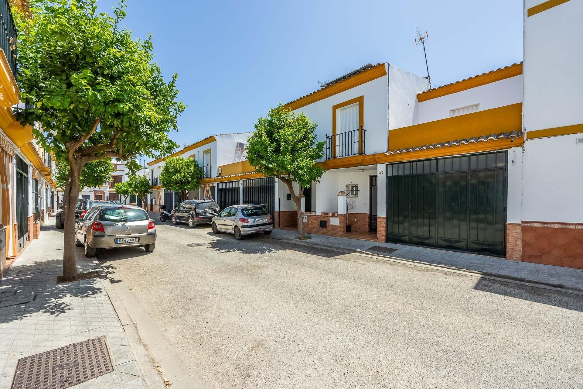 Exterior view of Single-family semi-detached for sale in El Viso del Alcor  with Air Conditioner, Terrace and Balcony