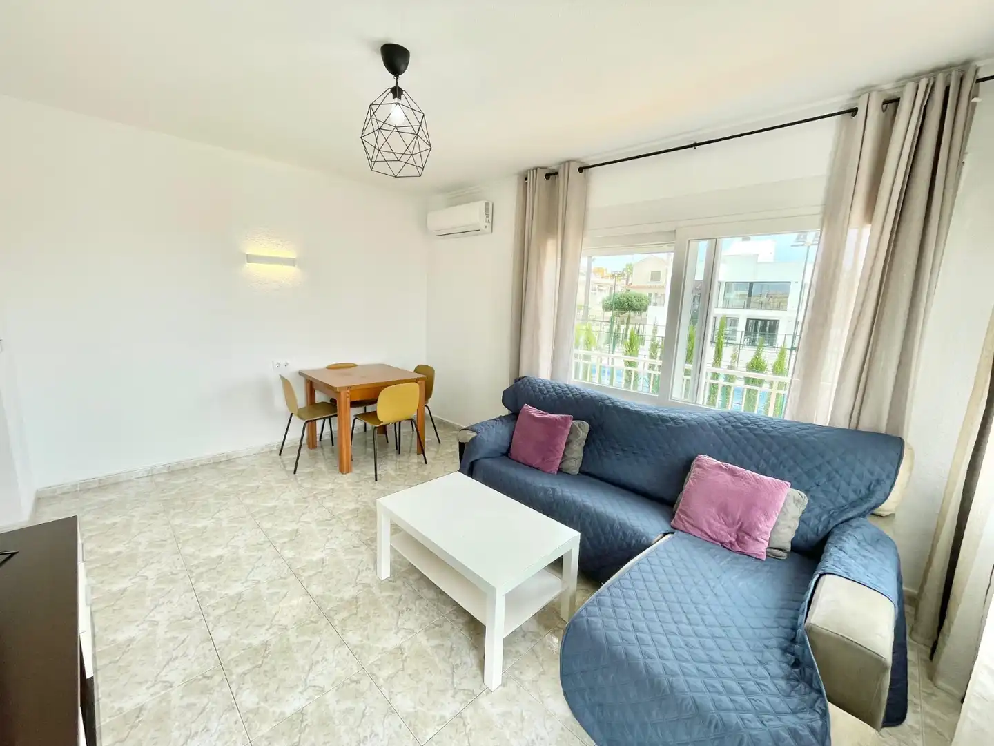 Sala de estar de Apartamento de alquiler en Torrevieja con Aire acondicionado, Calefacción y Terraza