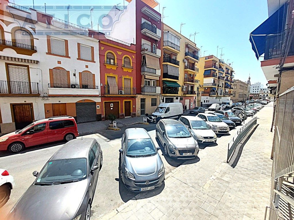 Vista exterior de Local en venda en  Sevilla Capital