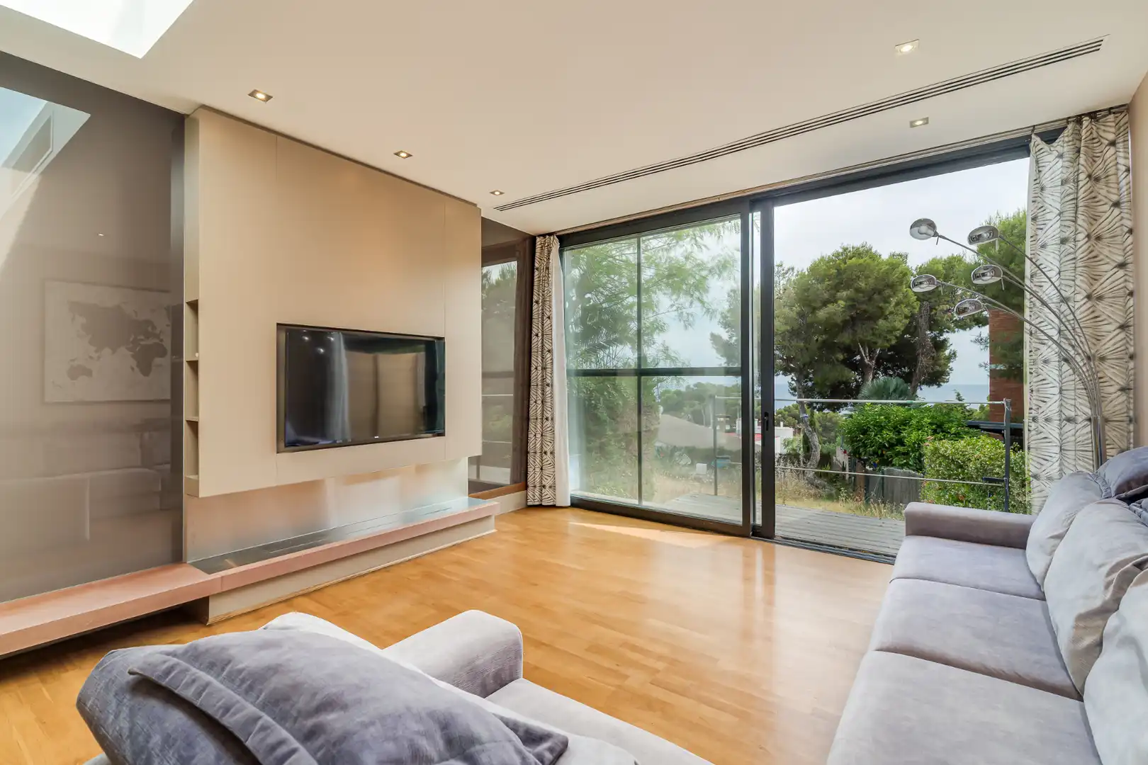Sala de estar de Casa adosada en venta en Castelldefels con Aire acondicionado, Calefacción y Parquet