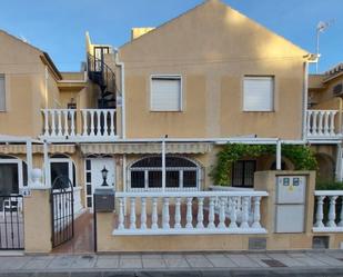 Vista exterior de Casa o xalet en venda en Orihuela amb Aire condicionat, Terrassa i Piscina