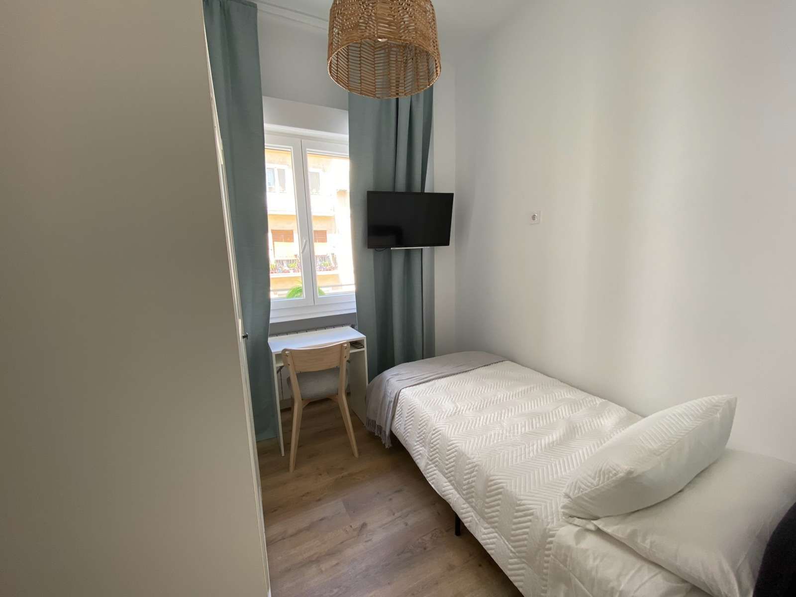 Bedroom of Flat to share in  Madrid Capital  with Air Conditioner and Terrace