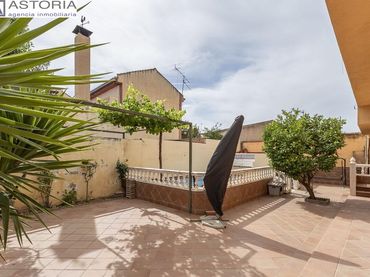 Villa con balcone in vendita a Calle REINA MORA
